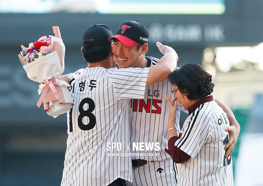 [포토S] 은퇴 이동현, 부모와 포옹하며 다시 터진 눈물