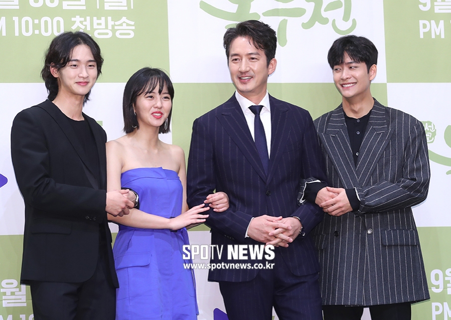 [포토S] '다정하게 팔짱 끼고'