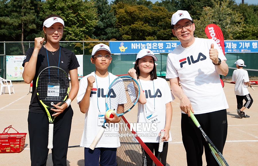 [포토S] 매직 테니스 경기에 나서는 이대훈 NH농협은행장