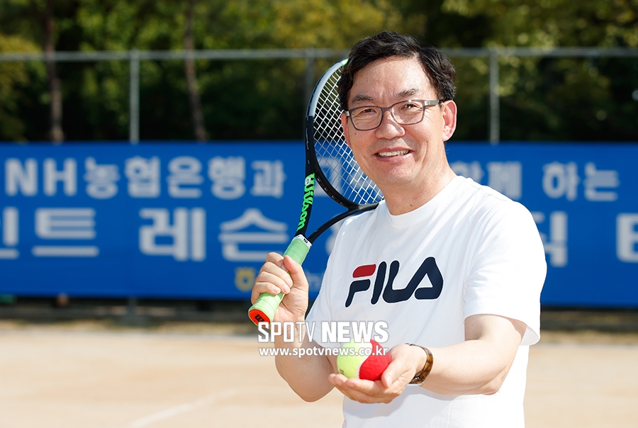 [포토S] 테니스 라켓 든 이대훈 NH농협은행장