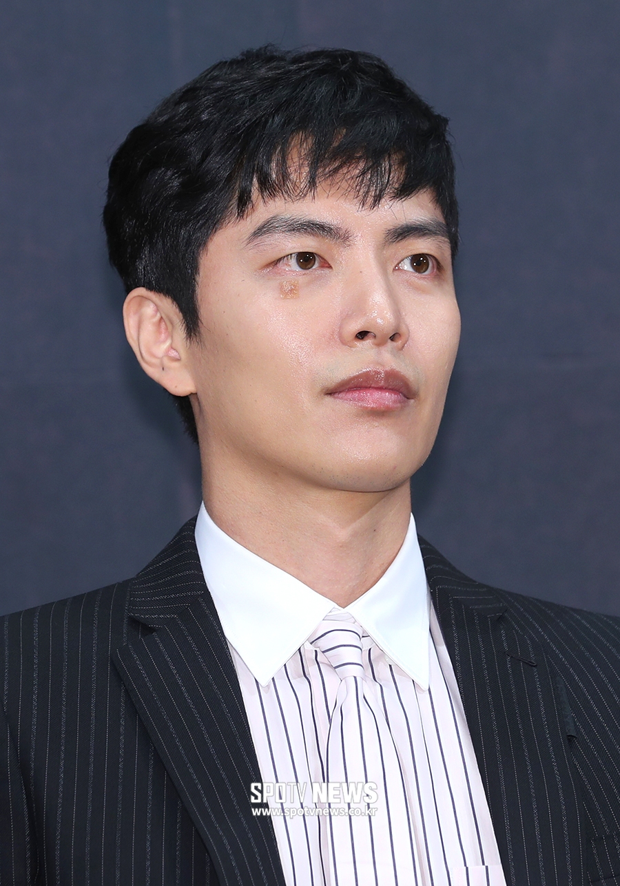 [포토S] 이민기, 넥타이까지 스트라이프