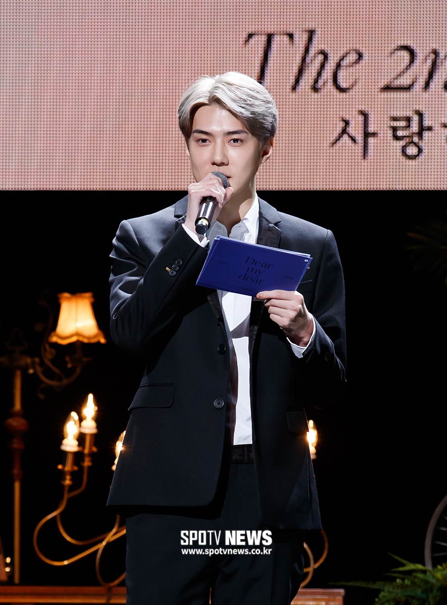[포토S] 첸을 위해 쇼케이스 진행에 나선 세훈