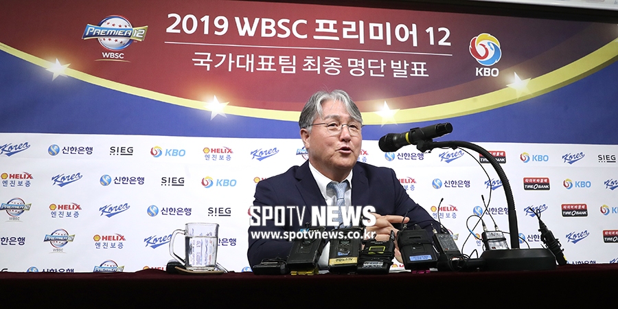 [포토S] WBSC 최종 명단 발표하는 김경문 감독