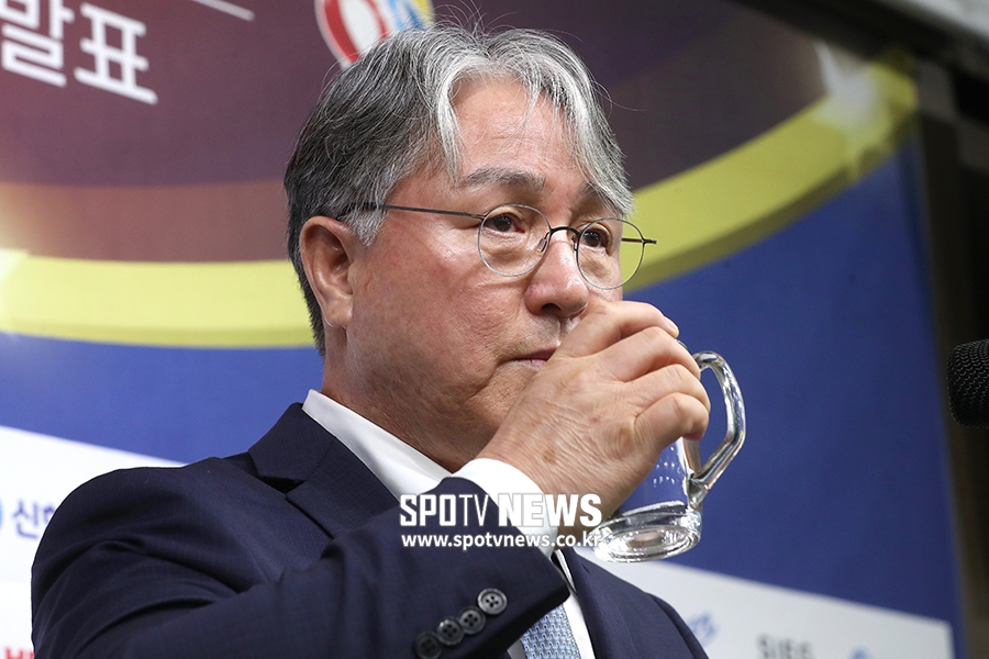 [포토S] 물 마시는 김경문 감독
