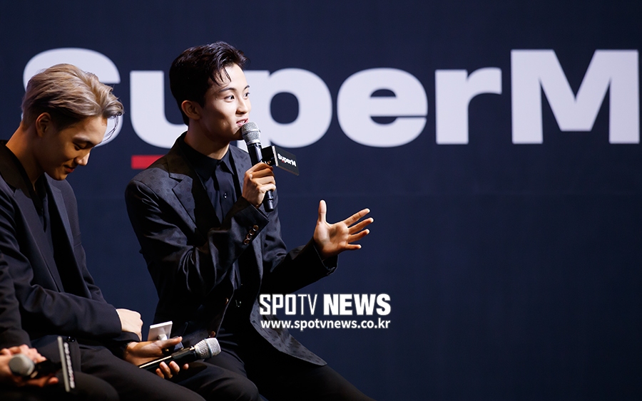 [포토S] 마크, "저희의 신곡 들어보세요"