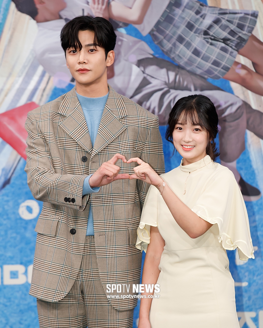 [포토S] 로운-김혜윤, 순정만화 주인공들의 손하트