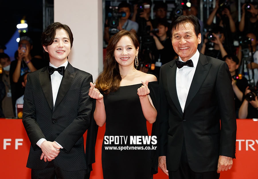 [포토S] 포즈 취하는 김혜성-유진-안성기