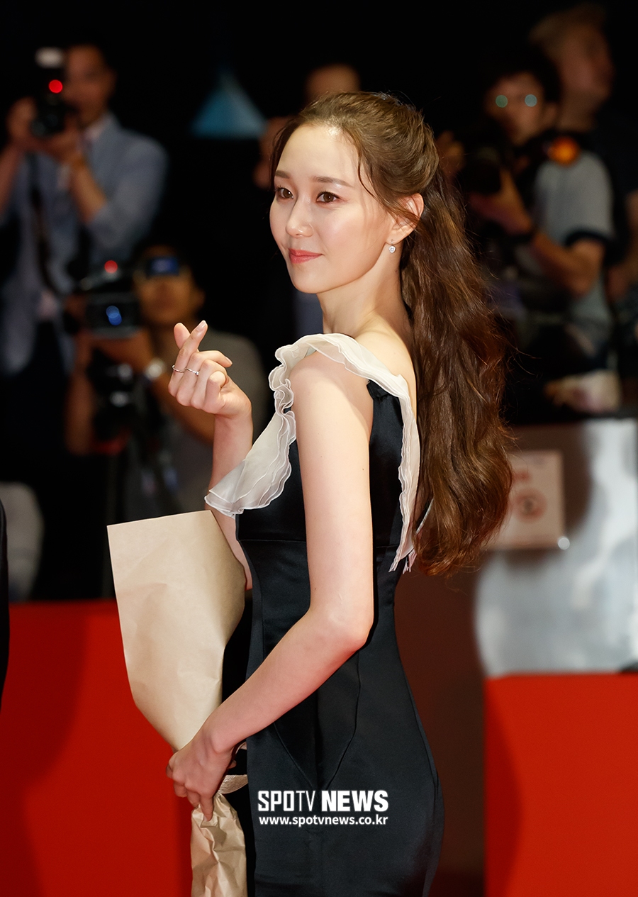 [포토S] 이유영, 슬림한 몸매 뽐내며