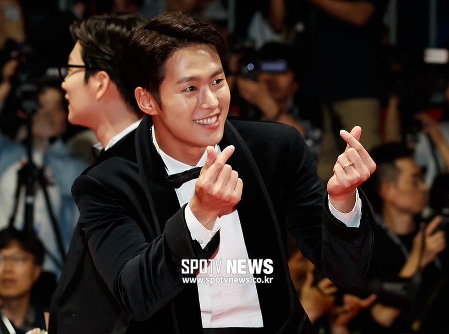 [24th BIFF]정우성부터 정해인까지…'손하트 기본' 격이 다른 턱시도 대전
