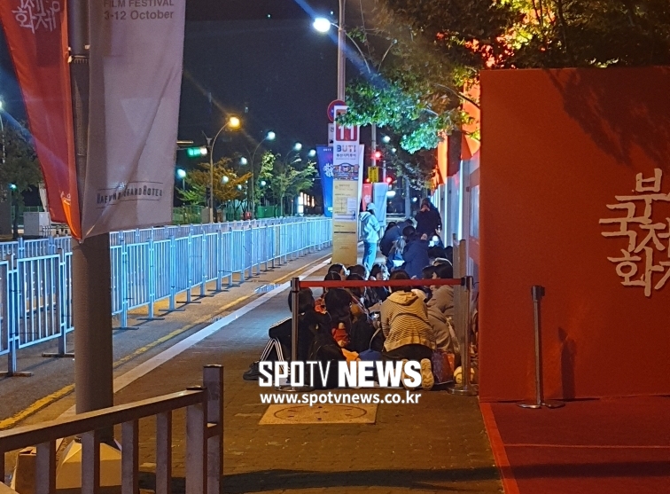 [24th BIFF]티모시 샬라메, 드디어 뜬다!…밤샘불사 팬들에 철제펜스까지