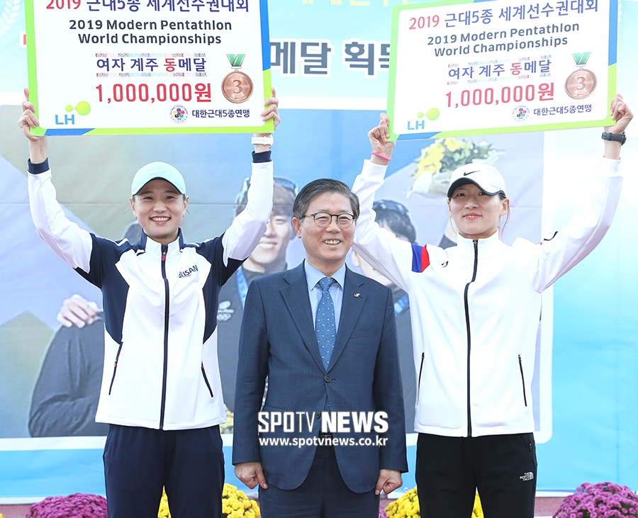 [포토S] 변창흠 LH 사장, 수상자들과 함께 미소 지으며