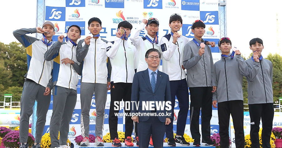 [포토S] '메달 깨물며'