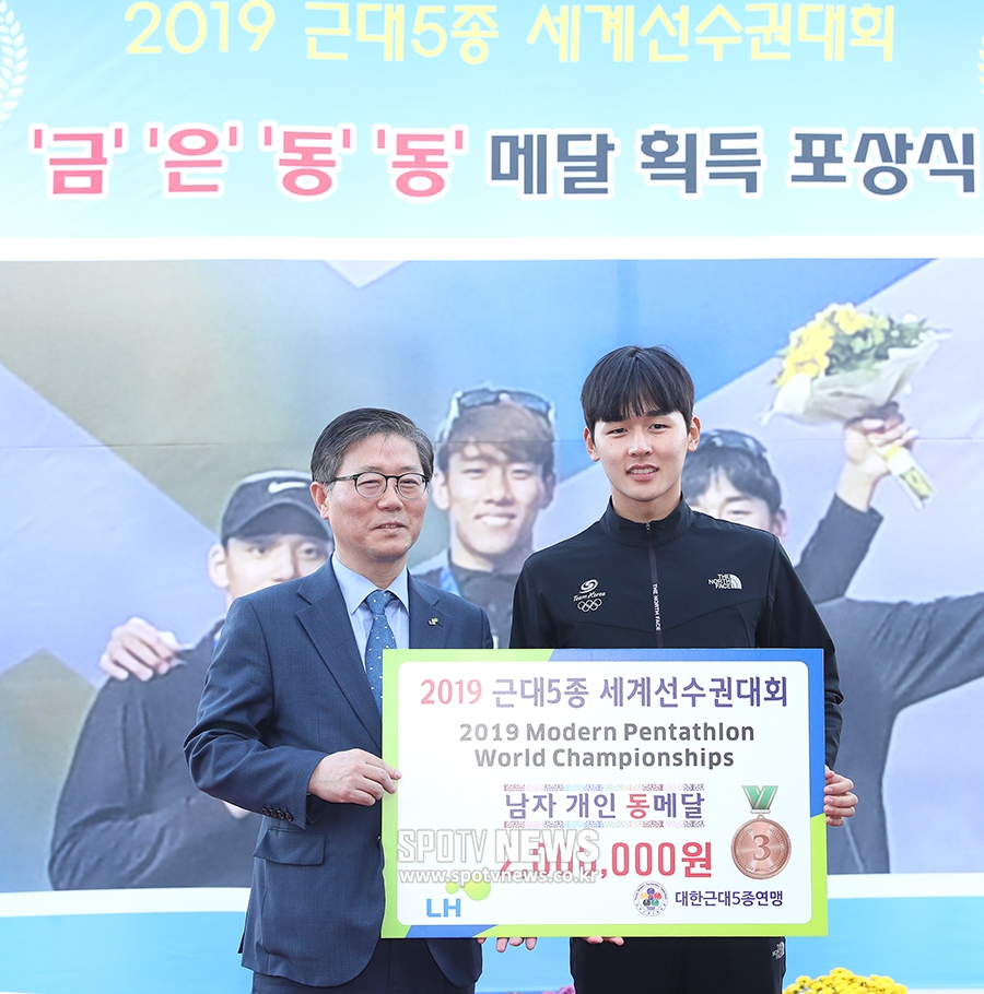 [포토S] 변창흠 LH 사장, '메달 축하해요~'