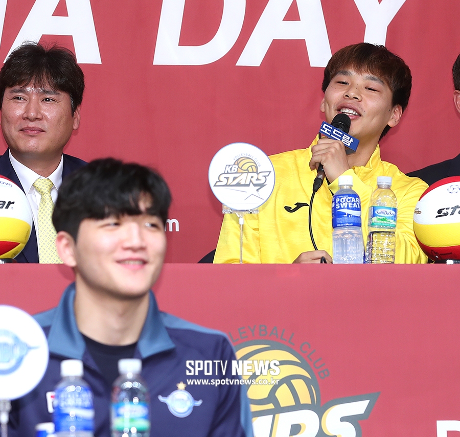 [포토S] 정민수, "지석아, 그 앞자리 내가 앉아도 되니?"