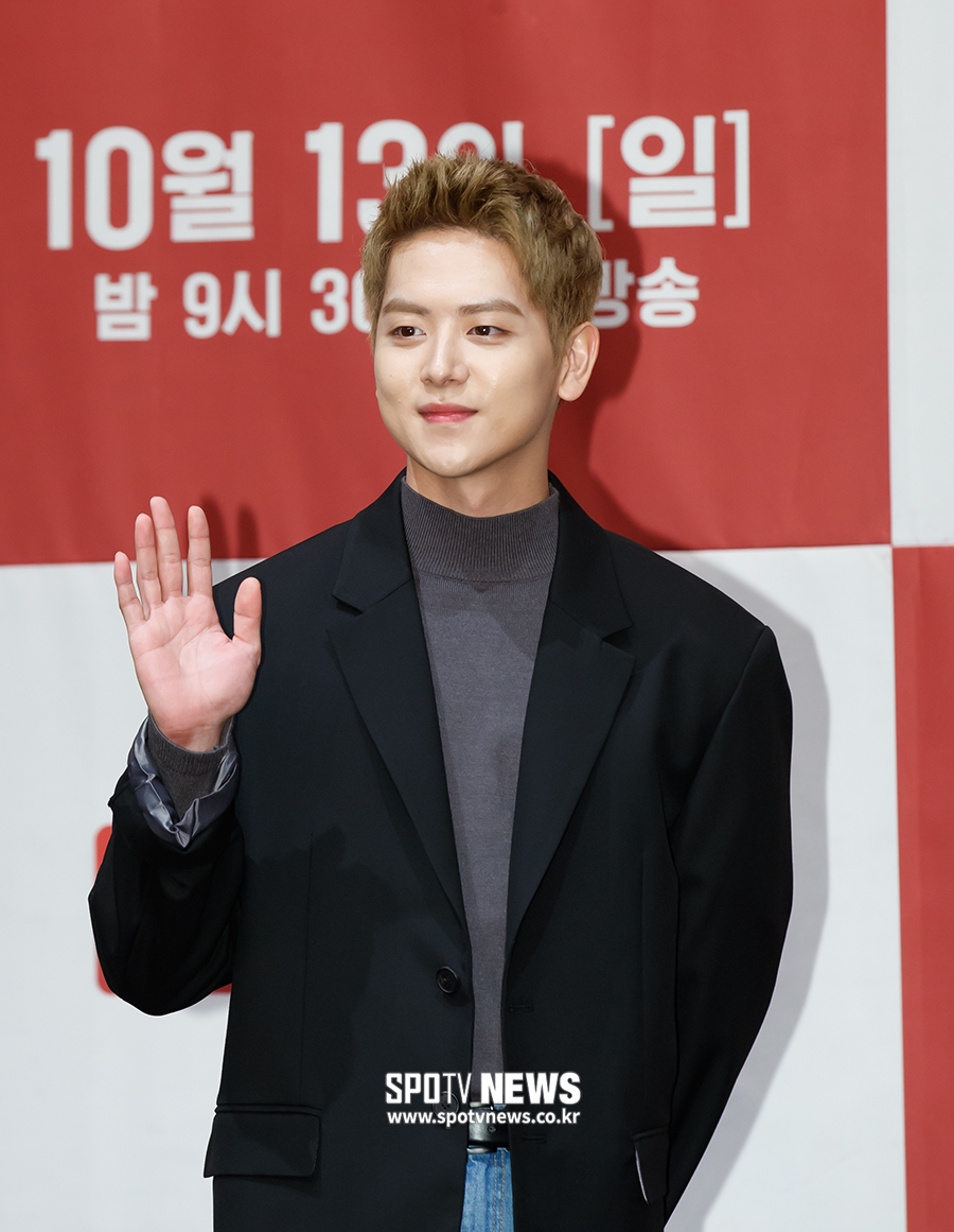 [포토S] 포즈 취하는 배우 여회현