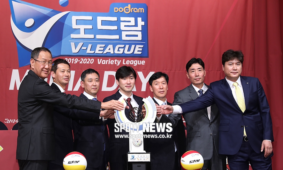 [포토S] V리그 남자부 감독들, 트로피를 앞에 두고 경쟁 시작
