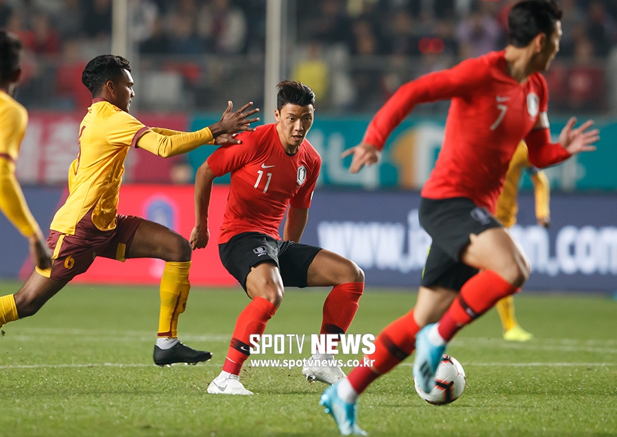 [포토S] 막을 수 없는 황희찬의 돌파