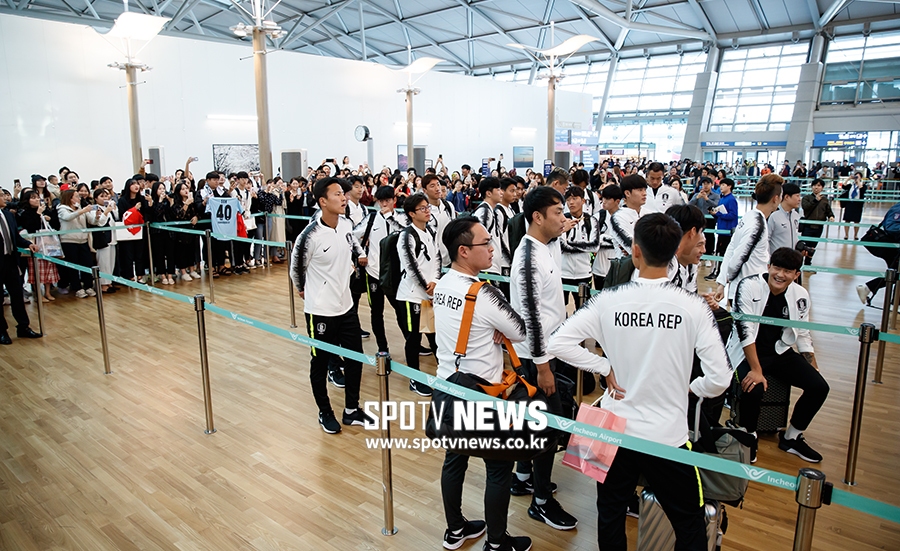 [포토S] 평양 원정 떠나는 축구대표팀 보기 위해 공항 북새통