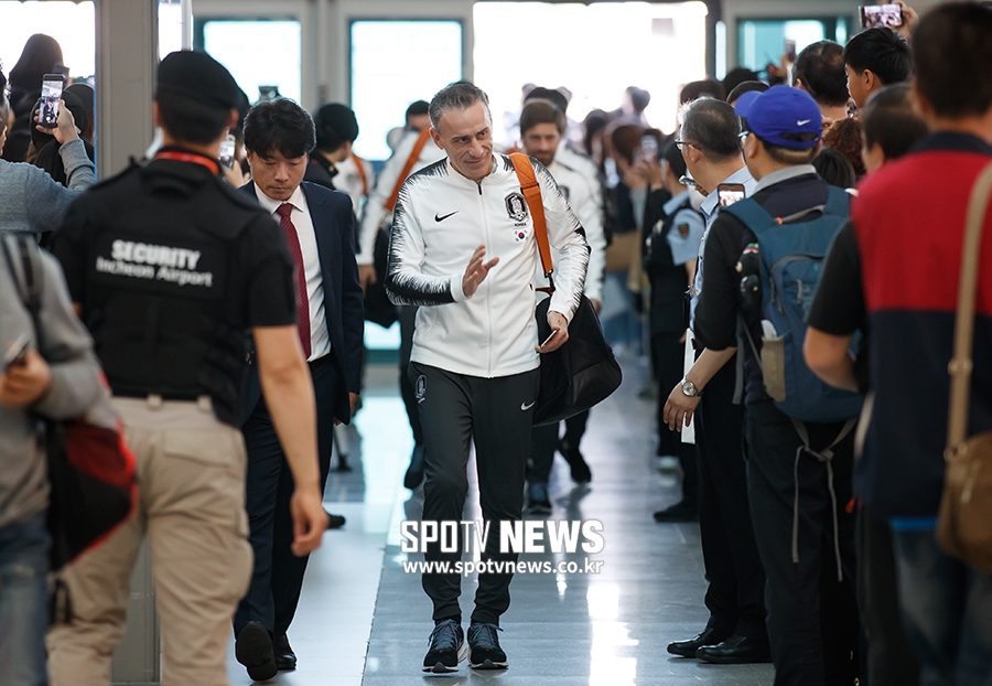 [포토S] 벤투 감독, 팬들 배웅 받으며 평원 원정길