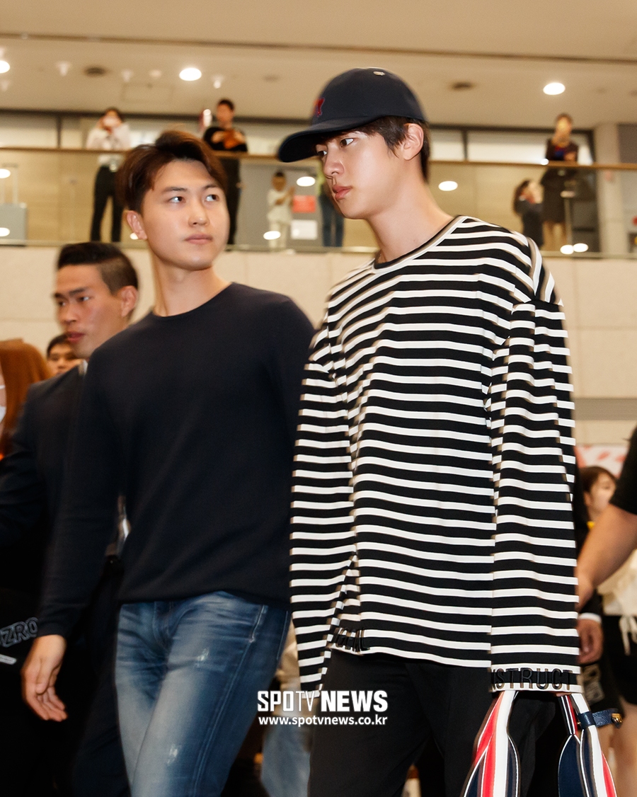 [포토S] 어렵게 공항 빠져 나가는 BTS 진