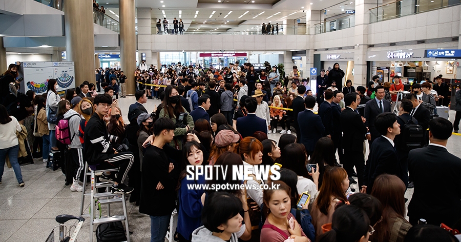 [포토S] 공항에서 BTS 기다리는 팬들