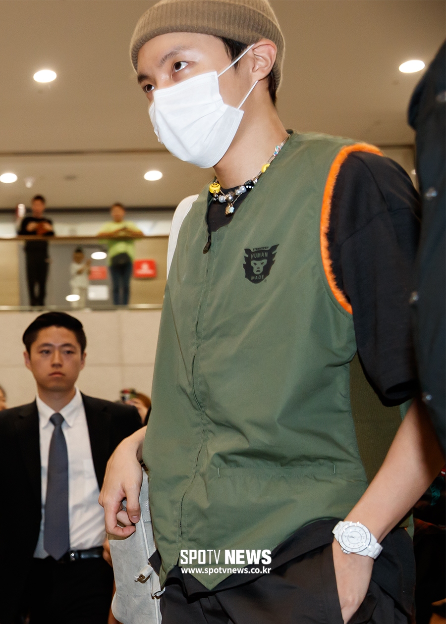 [포토S] 힘들게 공항 떠나는 BTS 제이홉