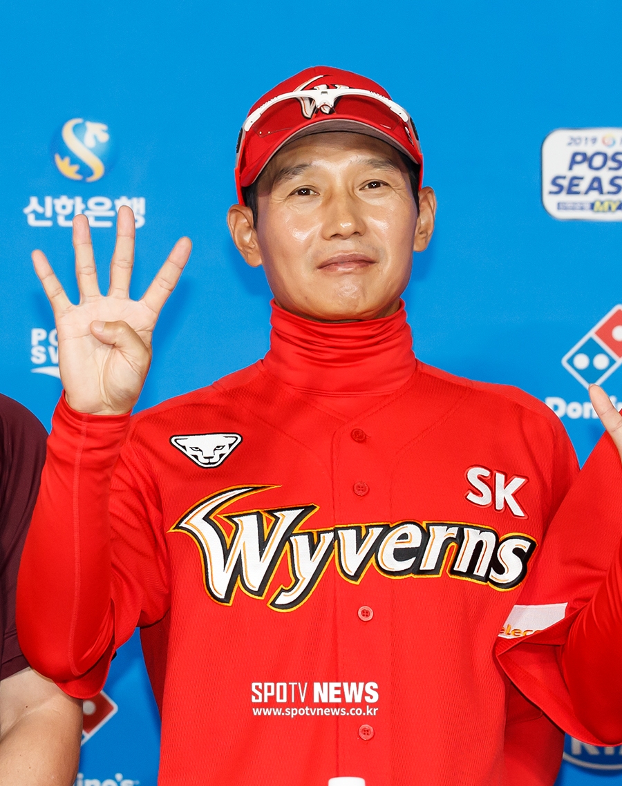 [스토리S] 염경엽 감독, 히어로즈 떠나 만난 첫 PS 상대가 히어로즈