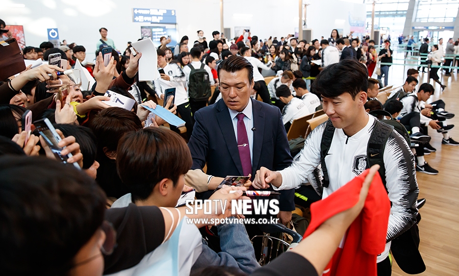 [스토리S] 평양 원정 나서는 축구대표팀, BTS급 팬 동원력
