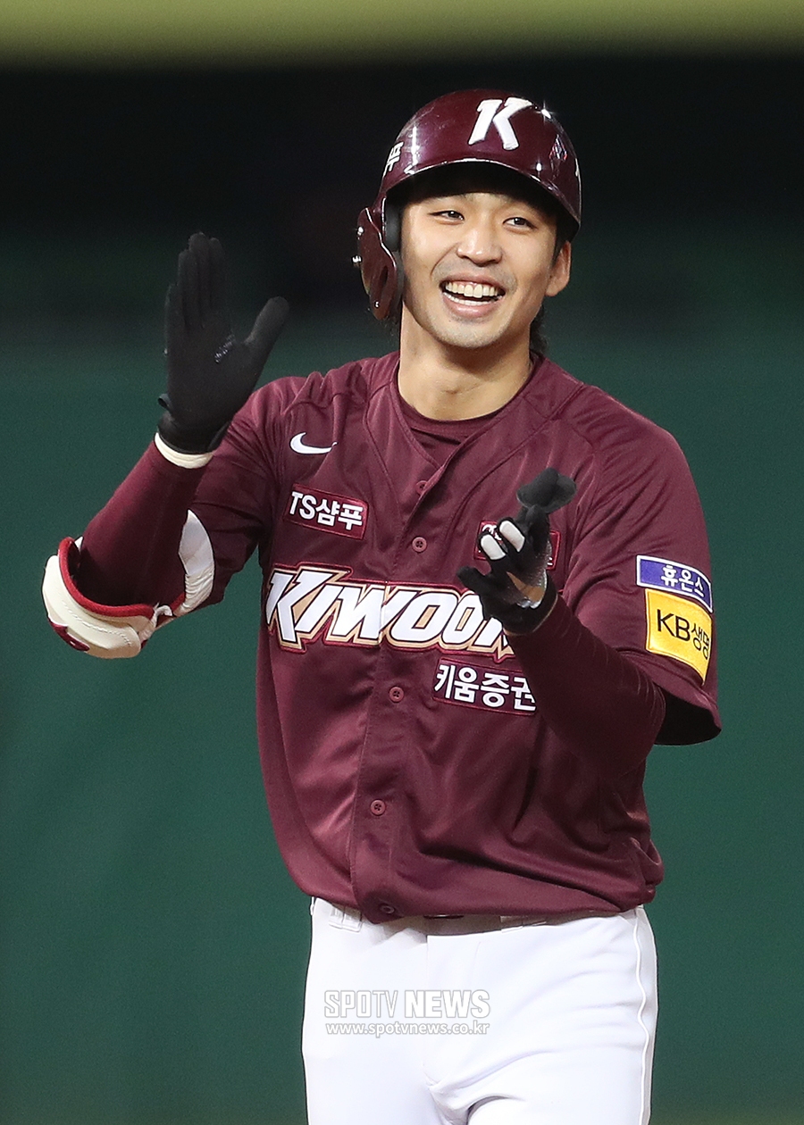[포토S] 김규민, 동점 적시타 치고 해맑은 미소!