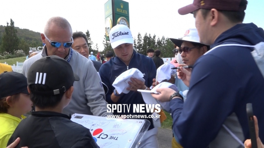 [THE CJ CUP 영상] 사인 100개도 거뜬…PGA 투어 스타의 '특급' 팬서비스