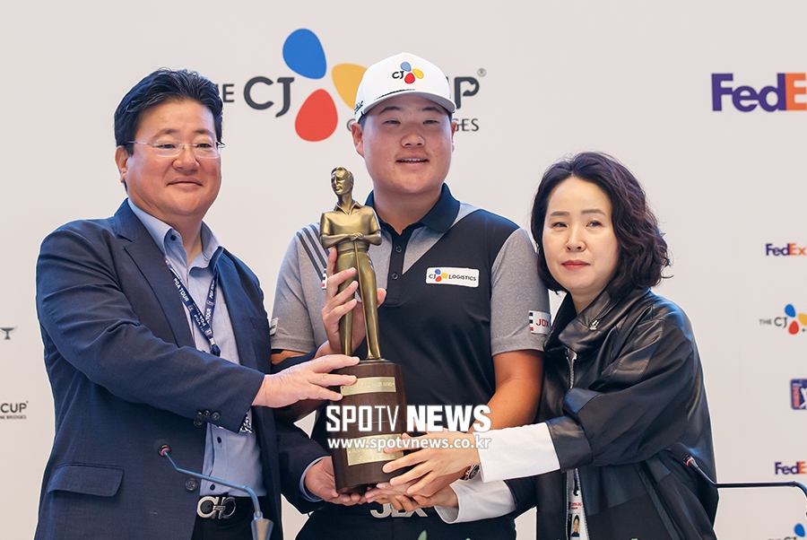 [포토S] 임성재, 신인왕 트로피 들고 부모와 기념 촬영