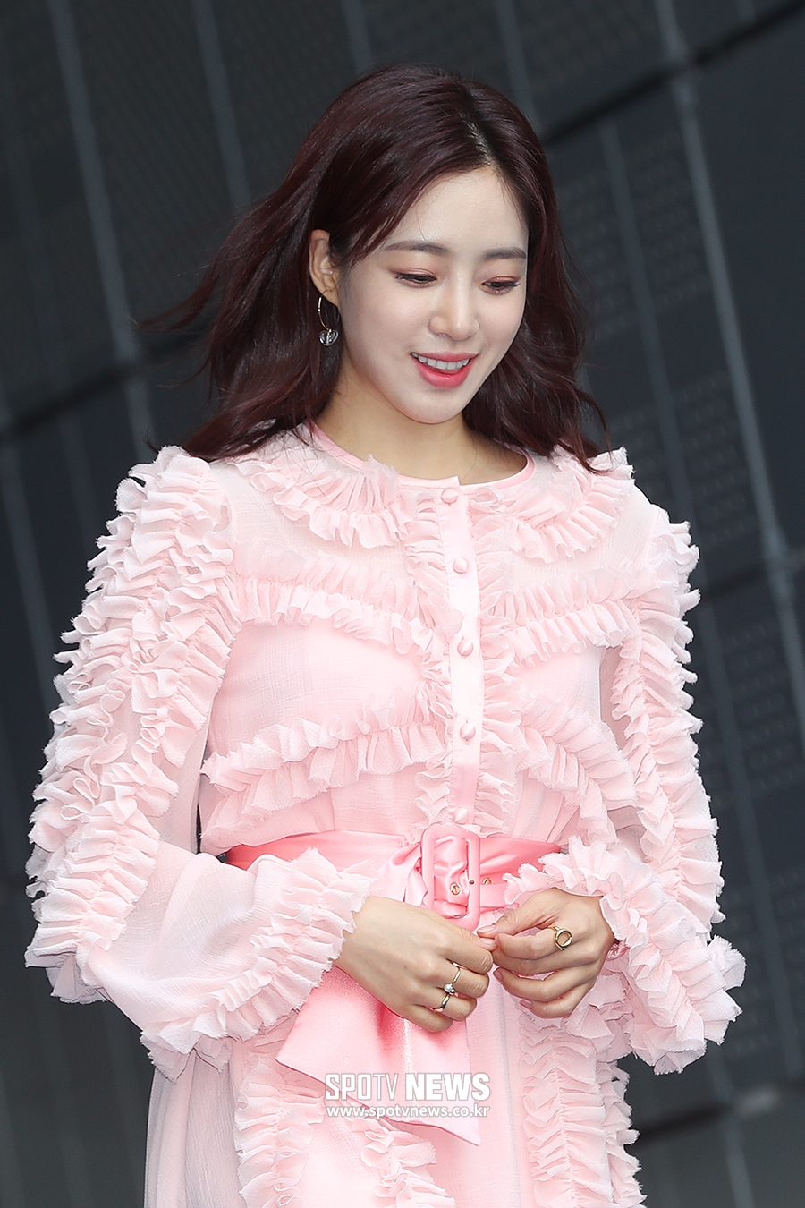 [포토S] 함은정, 수줍은 미소 띠며