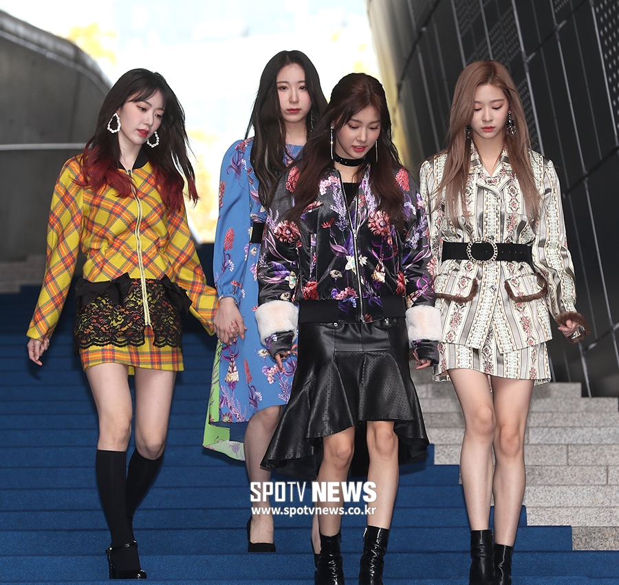 [포토S] 아이즈원, 계단 조심히