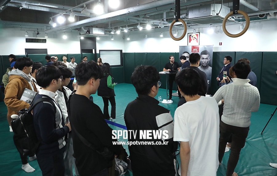 [포토S] 많은 팬들에 둘러싸인 오르테가