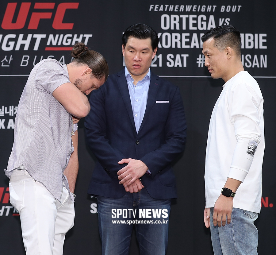 [포토S] 오르테가, 정찬성 앞에 두고 주머니를 주섬주섬
