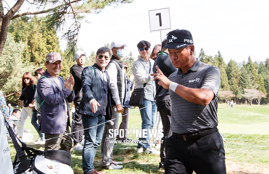 [포토S] 갤러리들 응원 받는 최경주