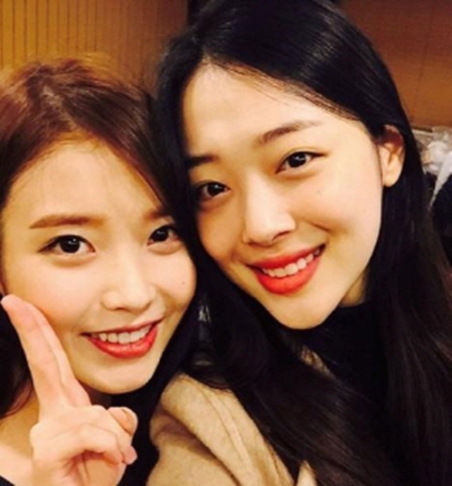 아이유에게 설리는 "귀한 집, 귀한 딸"…빈소 지킨 우정에 '못된 오지라퍼'[종합]