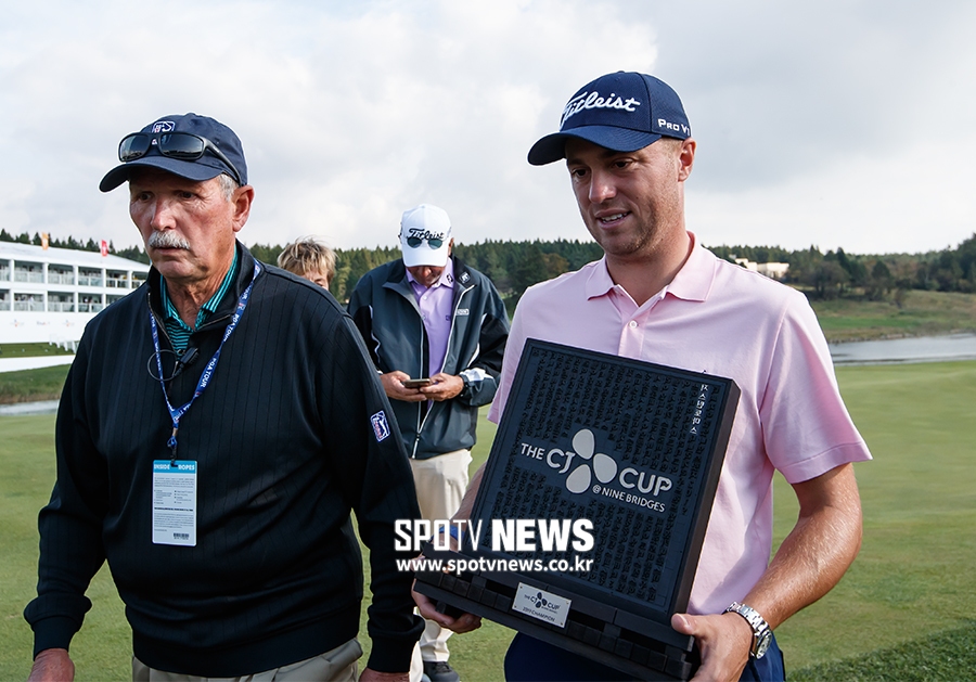 [포토S] THE CJ CUP 우승 트로피 들고 이동하는 저스틴 토마스