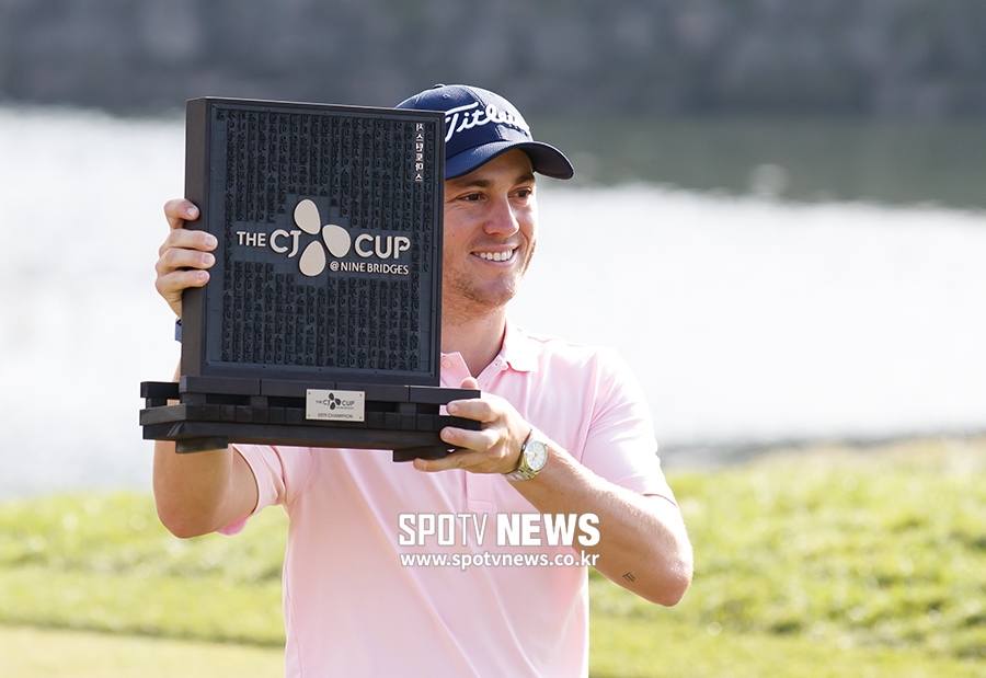 [포토S] THE CJ CUP 우승 트로피에 선명한 저스틴 토마스의 이름