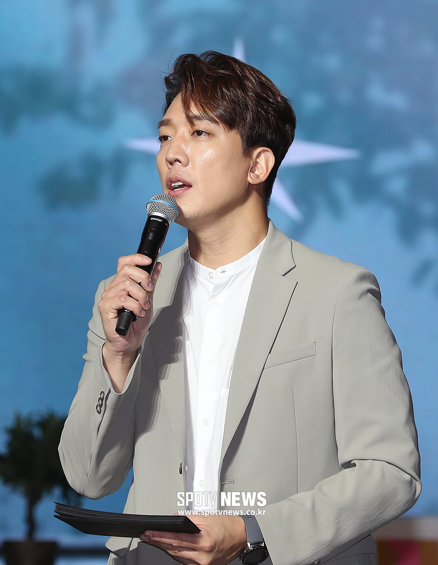 [포토S] 사회 보는 김환