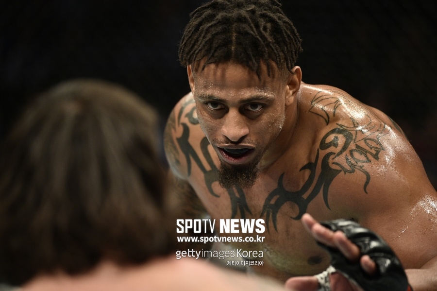 [정오의 UFC] 천식 호흡기 때문에 날아간 승리…NFL 출신 UFC 파이터, 황당 실수