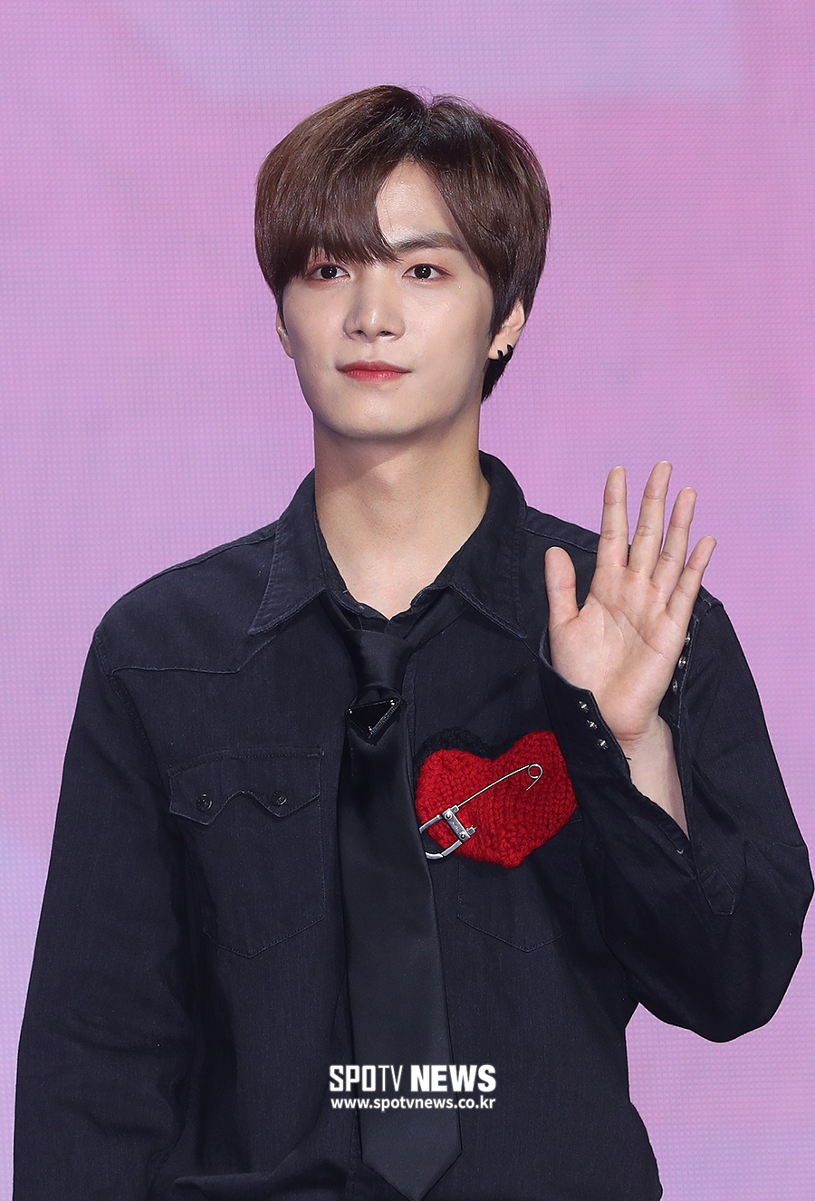 [포토S] 뉴이스트 종현, 가슴에 큰 하트!