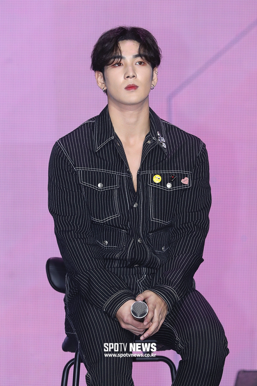 [포토S] 뉴이스트 백호, 셔츠 단추 3개는 기본