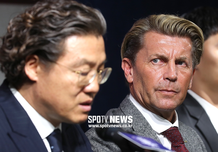 [포토S] 김판곤 위원장 바라보는 콜린 벨 감독
