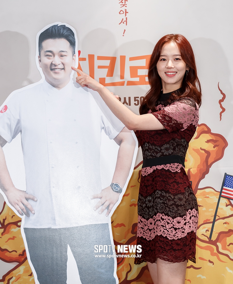 [포토S] 강한나, 등신대와 사진 촬영 중