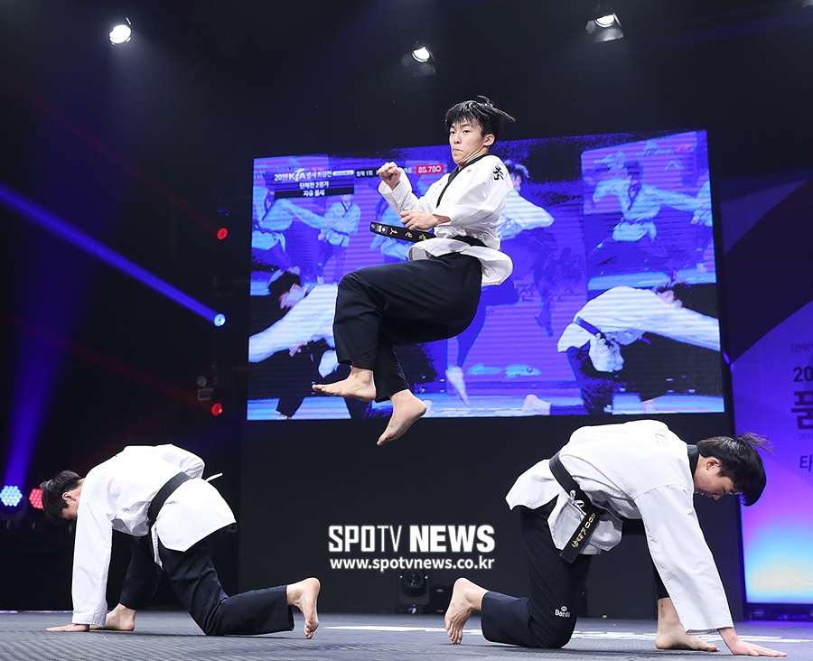 [포토S] 품새 기량 선보이며