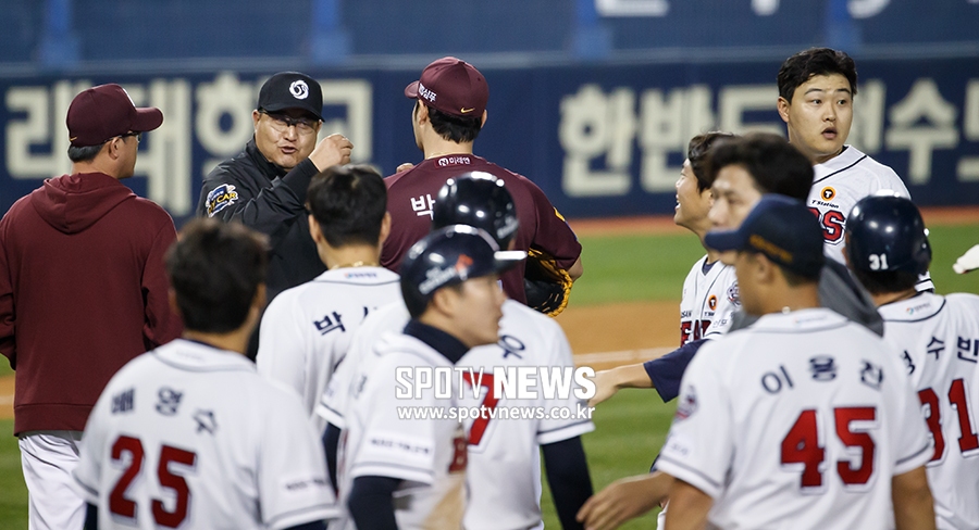 [포토S] 오재일, '끝내기 안타 쳤는데 분위기 왜 이러지'