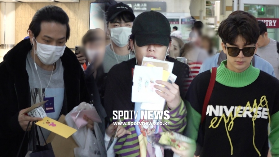 아이콘(iKON) 귀국, 팬들 선물·편지 챙기는 '스윗남' [공항패션]