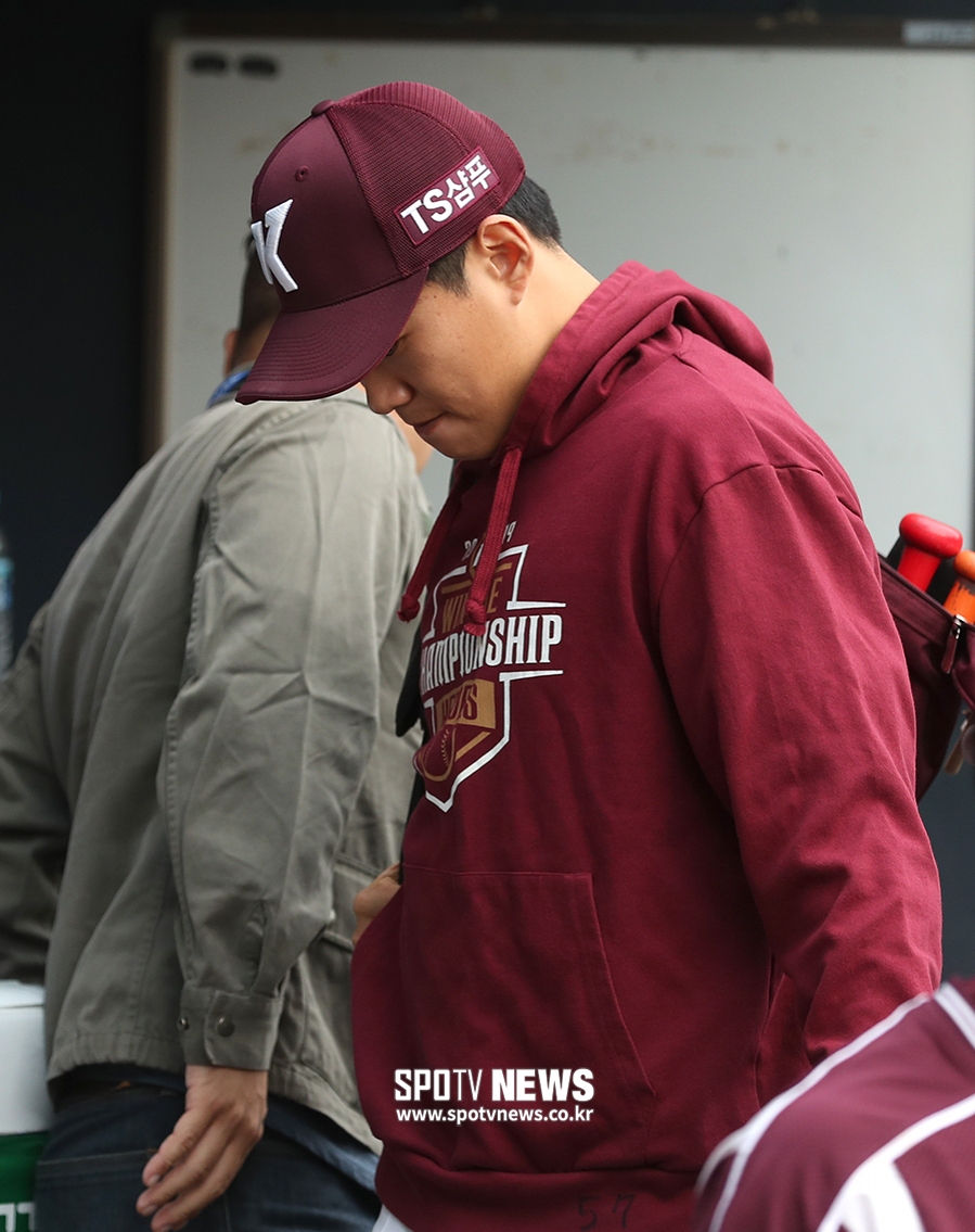 [포토S] '막말 논란' 송성문, 얼굴을 들지 못하고