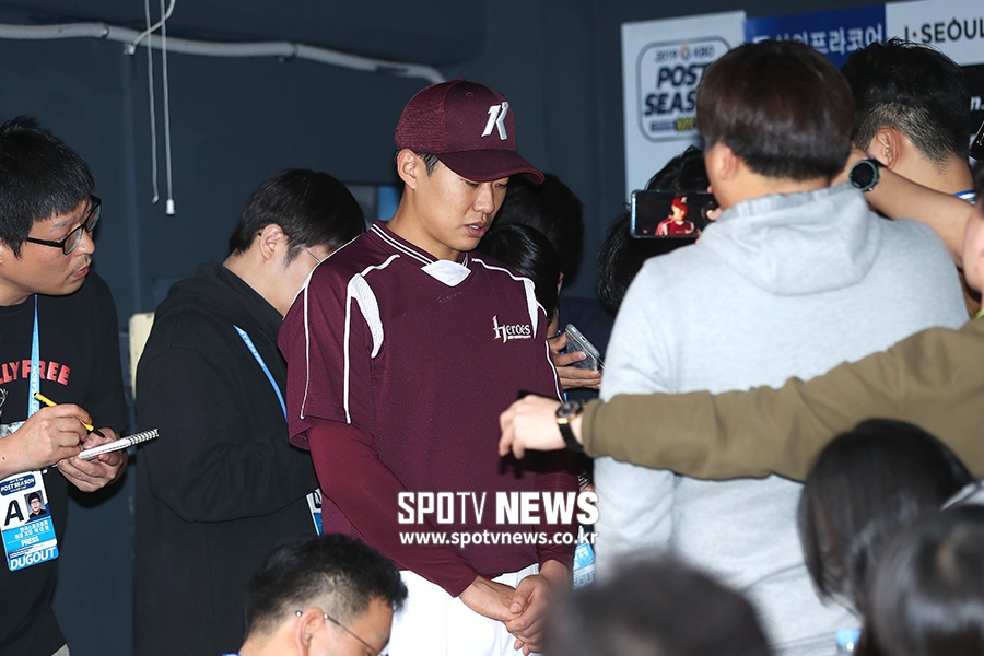 [포토S] 사과하는 송성문, 취재진에 둘러싸여